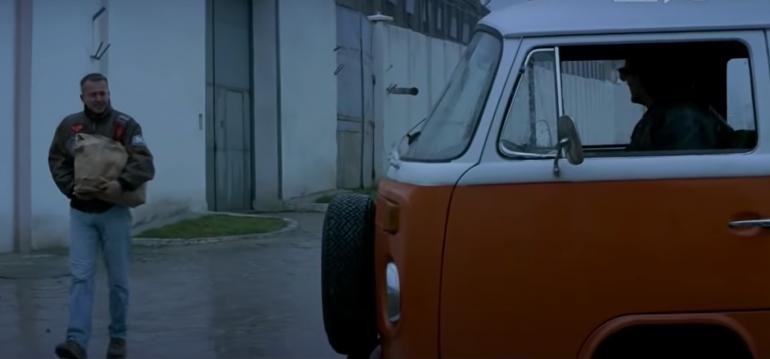 VW T2, Auto z filmu "Psy 2", Czerwony bus
