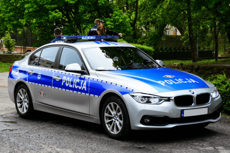zdjęcie radiowozu policyjnego BMW 330i