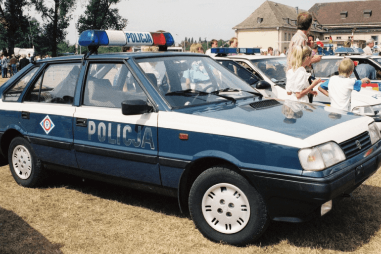 zdjęcie radiowozu policyjnego FSO Polonez Caro