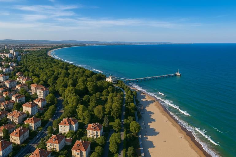 Widok z lotu ptaka na plaże i morze w miejscowości Burgas w Bułgarii. Widać też domy i drzewa