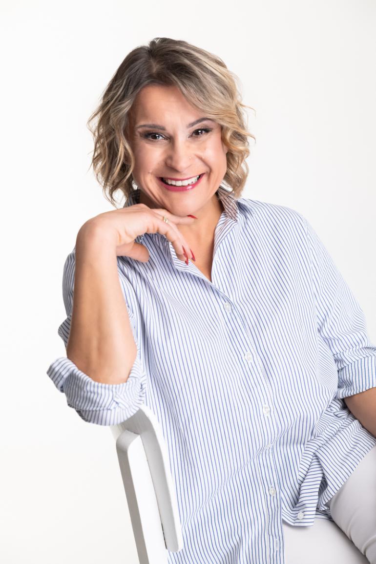 Uśmiechnięta kobieta w koszuli