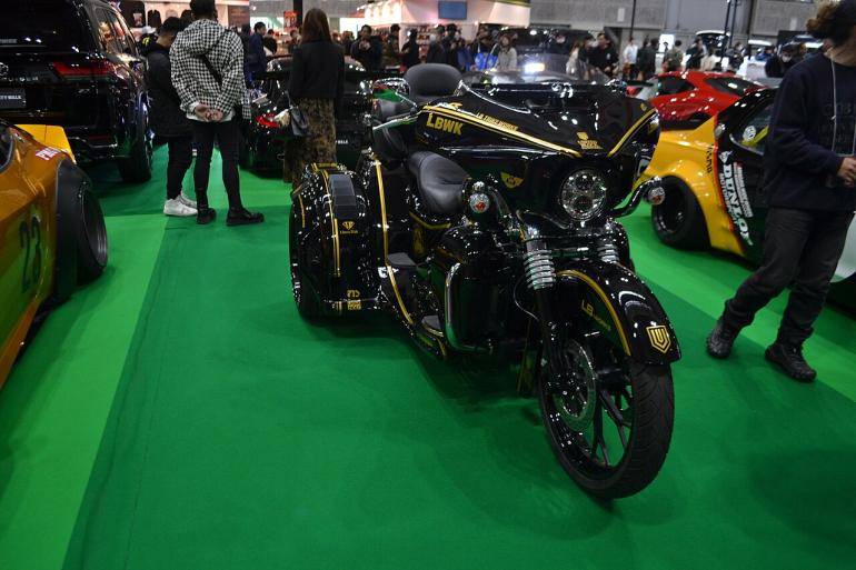 Czarny motocykl trójkołowy na targach