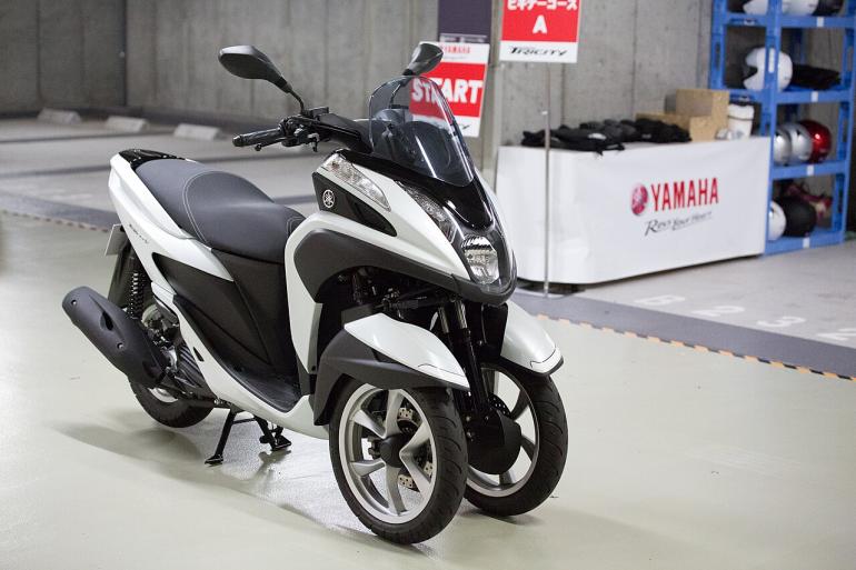 Biały skuter Yamaha