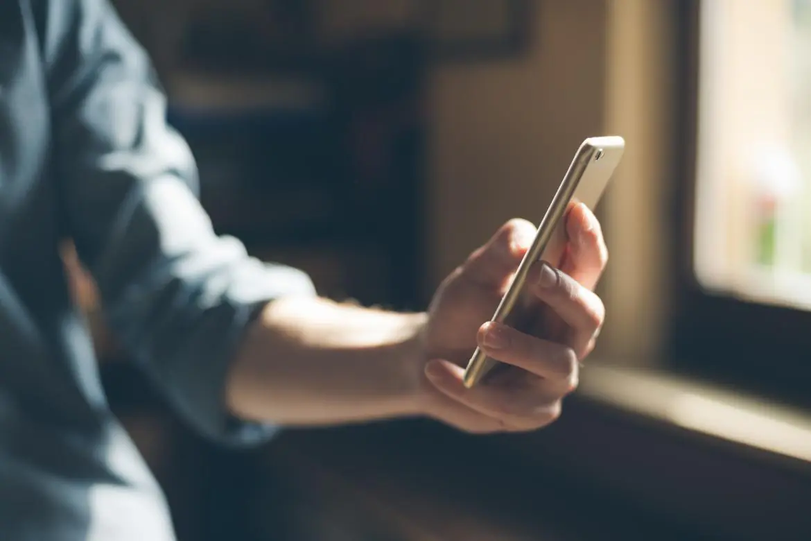 Polacy oszczędzają na telefonach
