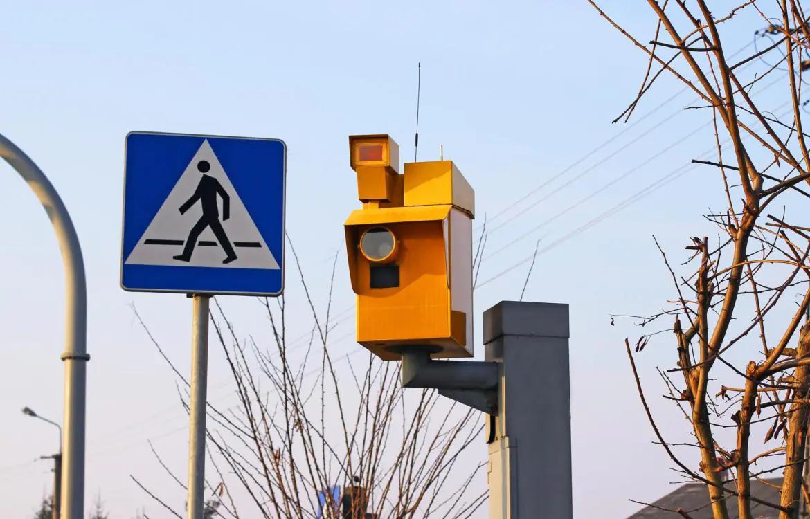 Ile mandatów wystawiono z fotoradarów?