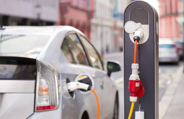 Polacy przekonują się do elektryków