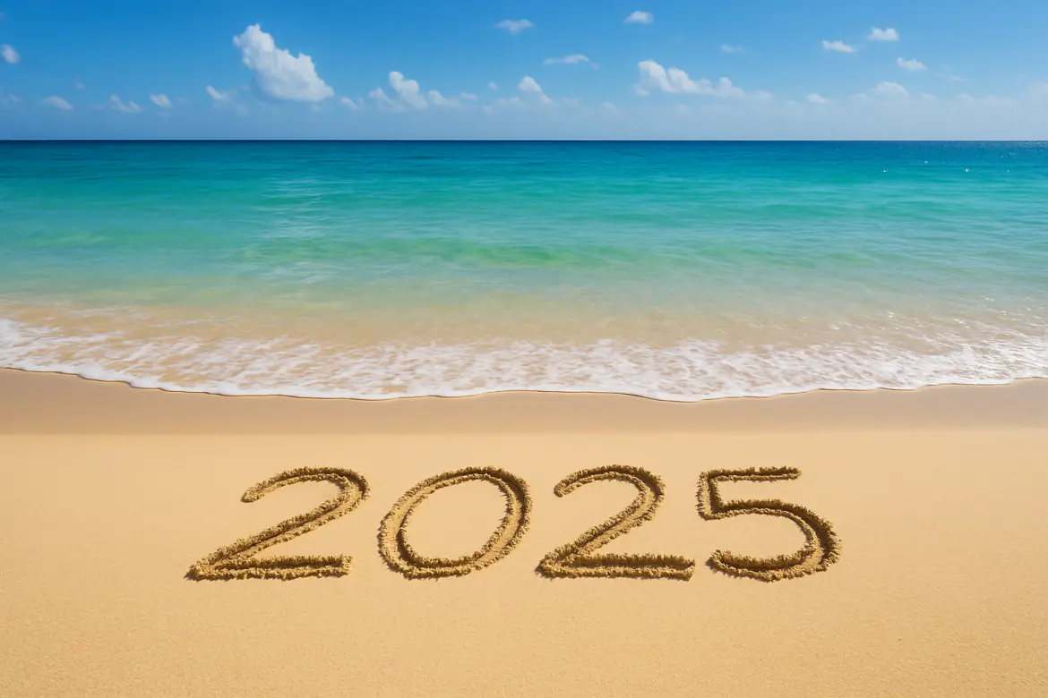 plaża i morze z napisem wakacje 2025