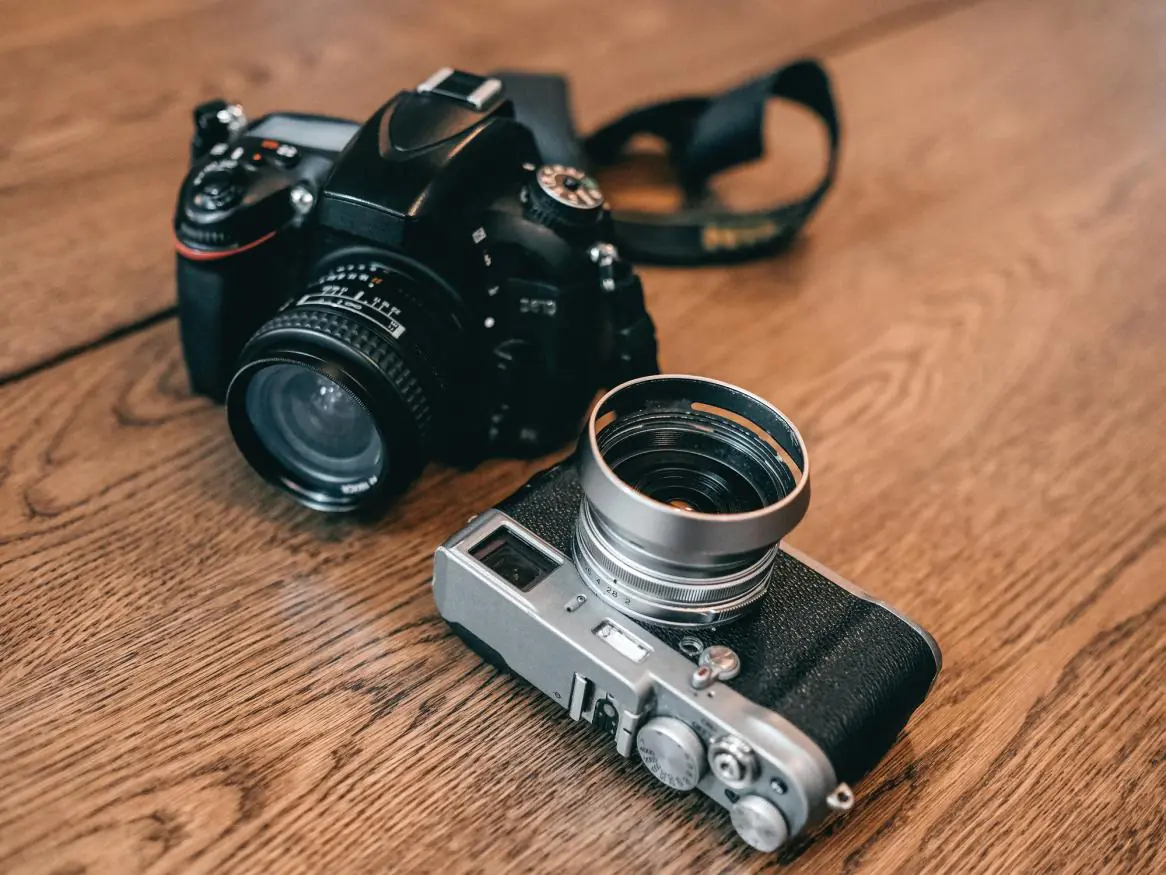 Dwa aparaty fotograficzne na stole