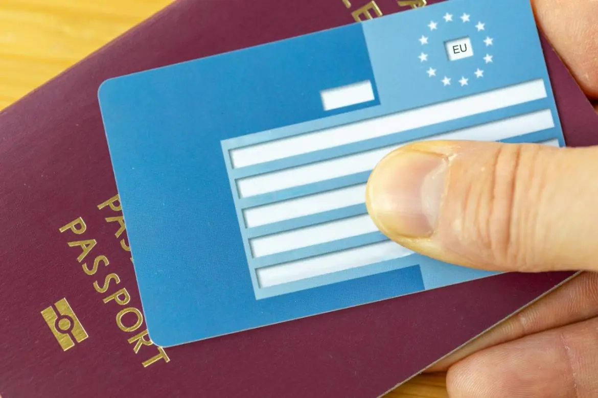 Europejska Karta Ubezpieczenia Zdrowotnego (EKUZ) w dłoni kobiety