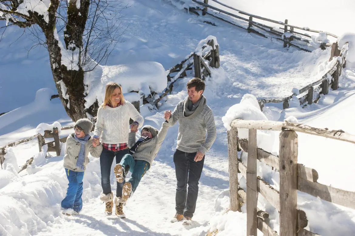rodzina na feriach zimowych, w tle śnieżny krajobraz