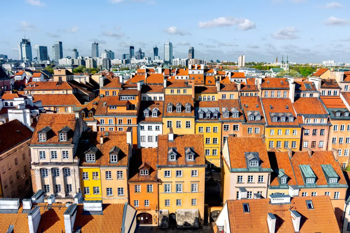 widok z góry na rzędy kamienic