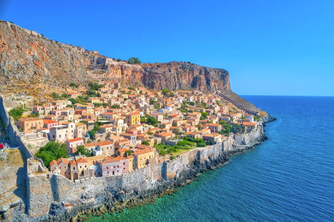 Widok z lotu ptaka na stare miasto Monemwazja w Lakonii na Peloponezie w Grecji