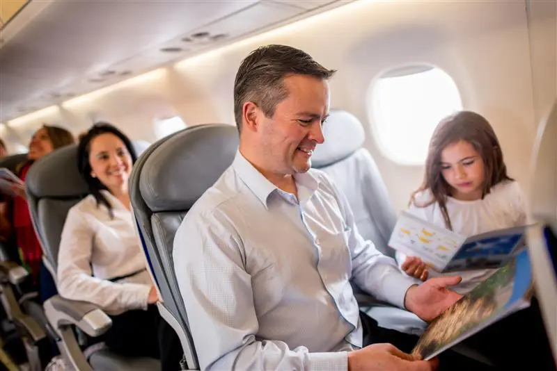 Rodzina siedząca w samolocie