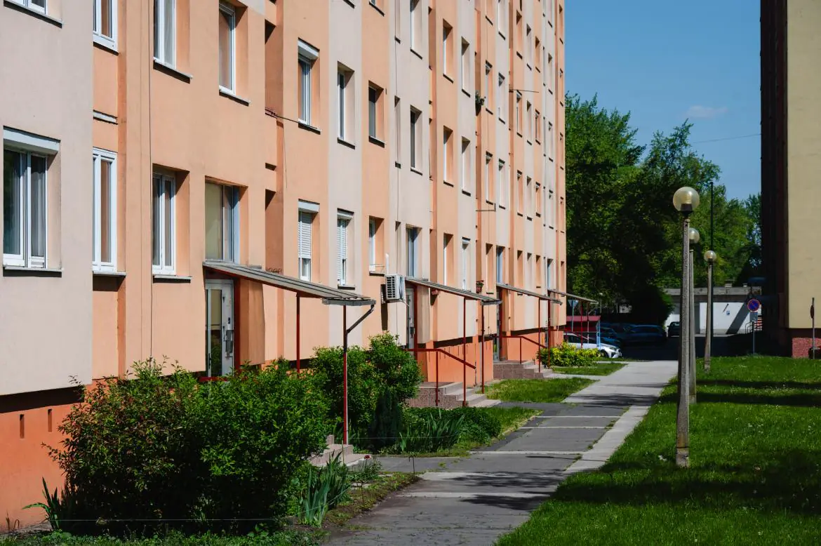 Blok mieszkalny z zielenią