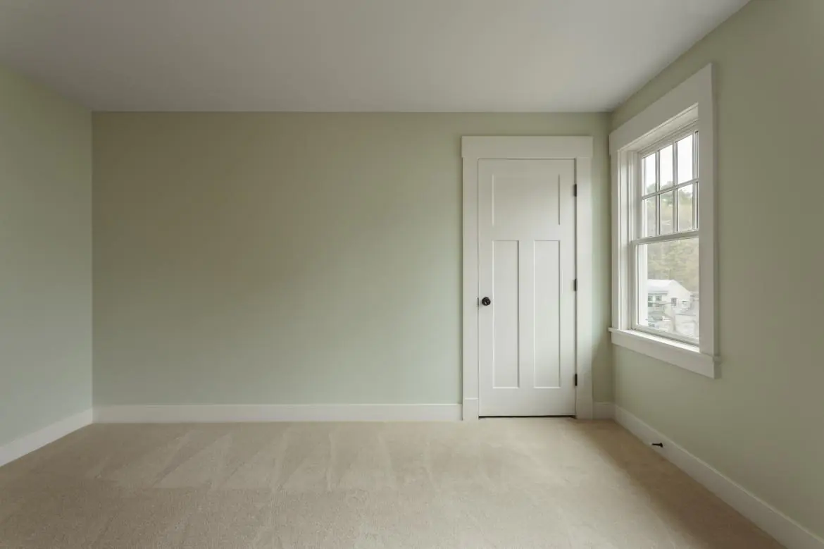 pusty pokój z drzwiami