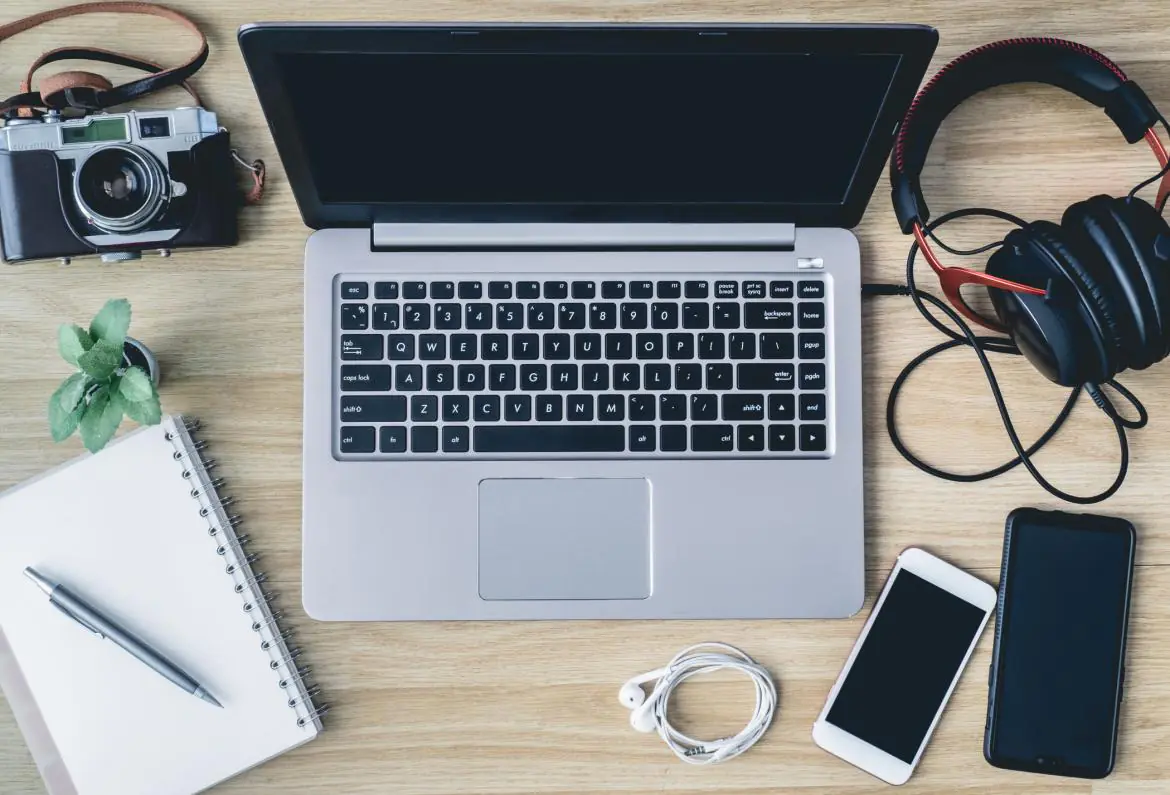 laptop i akcesoria na biurku