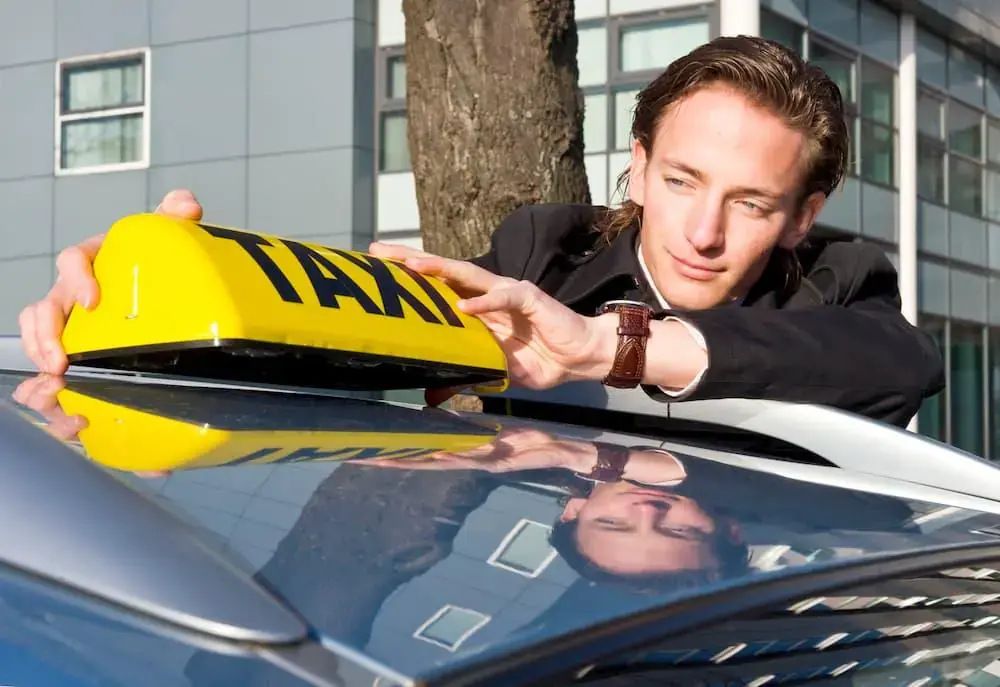 Mężczyzna przy taksówce