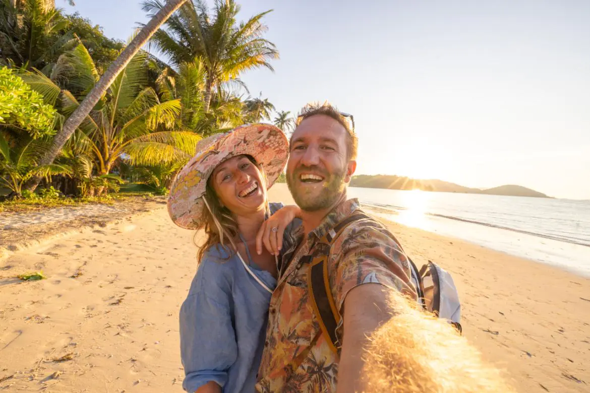 Para na plaży o zachodzie słońca