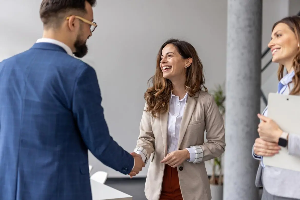 Uściski dłoni w biurze