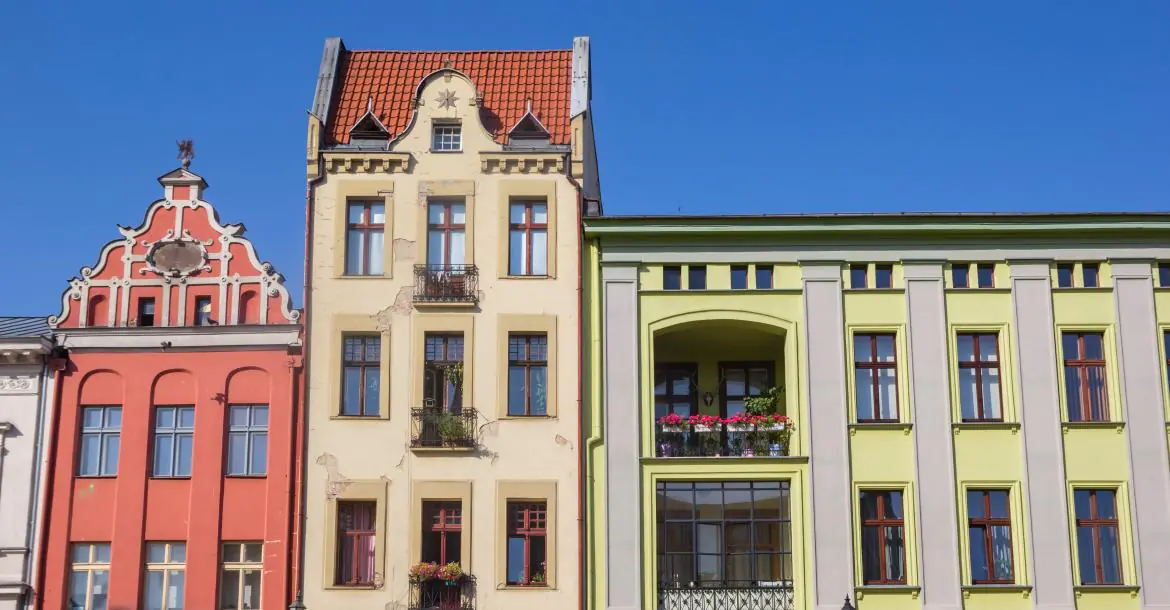 Kolorowe kamienice w mieście