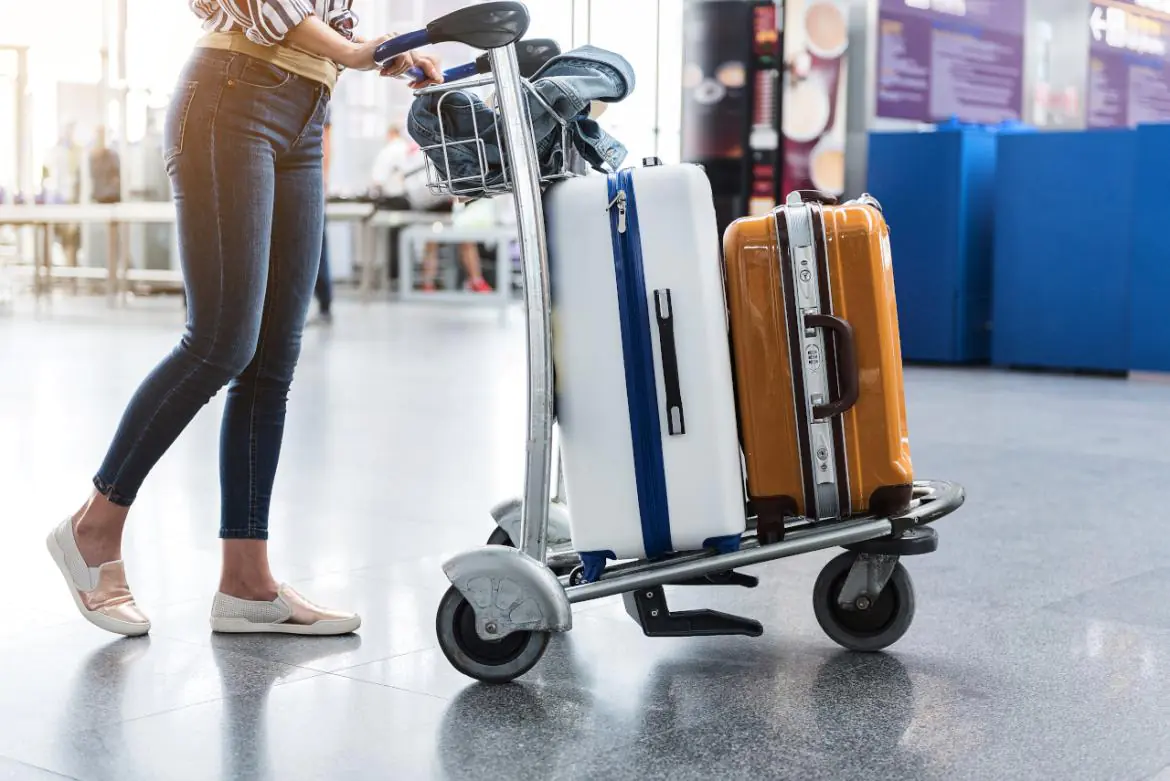 Kobieta z bagażem na lotnisku