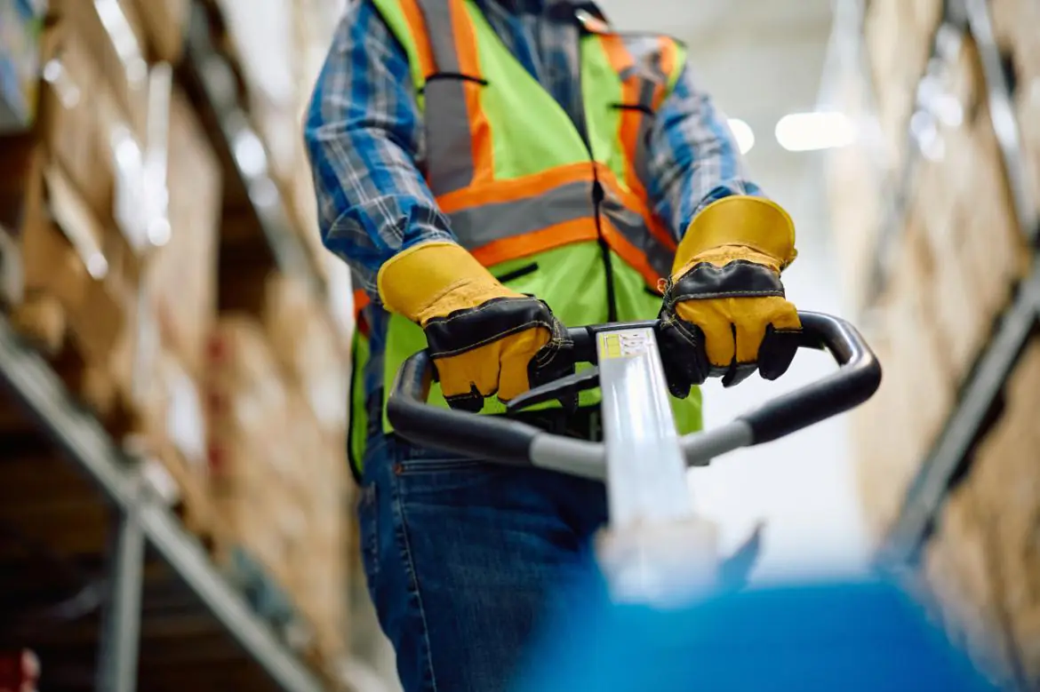 Pracownik w magazynie