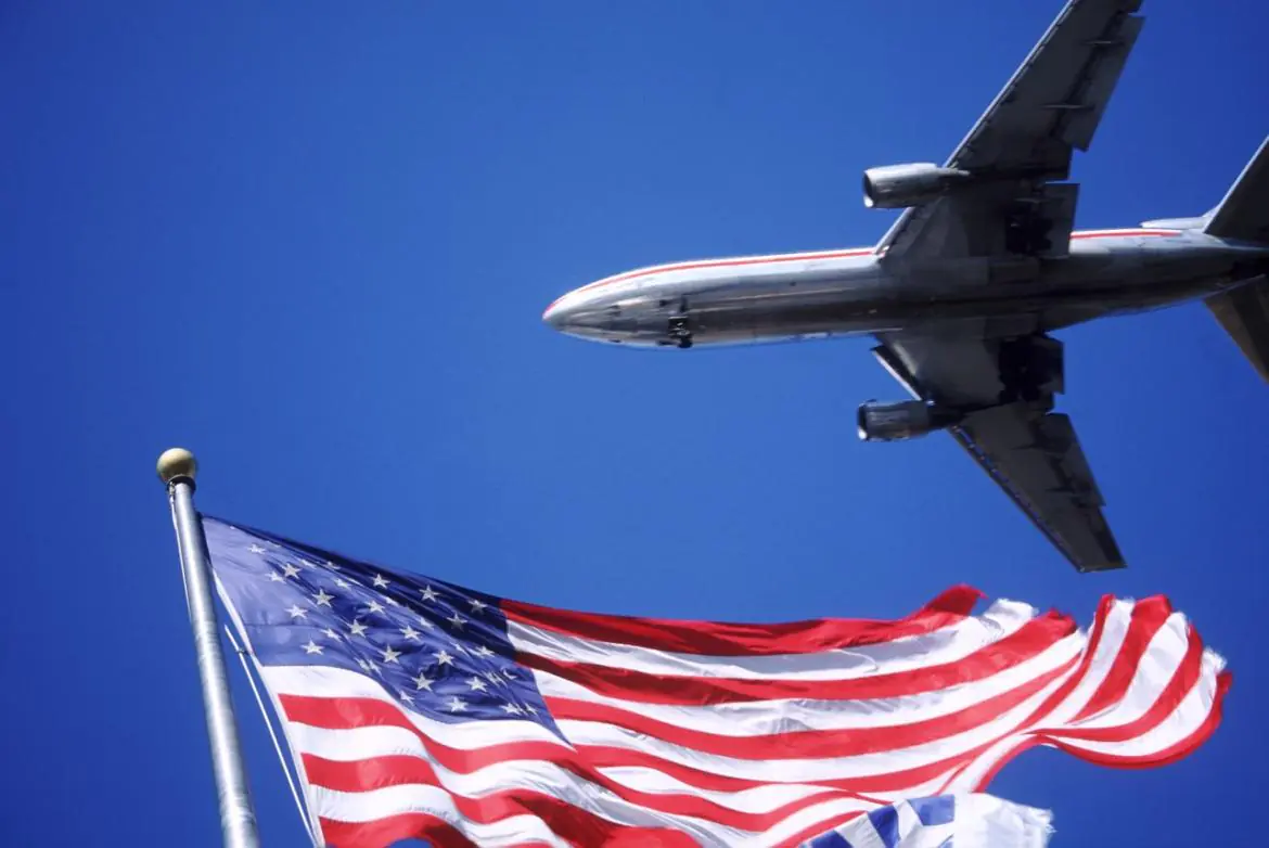 Samolot nad flagą USA