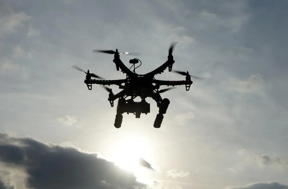 Dron na tle słońca
