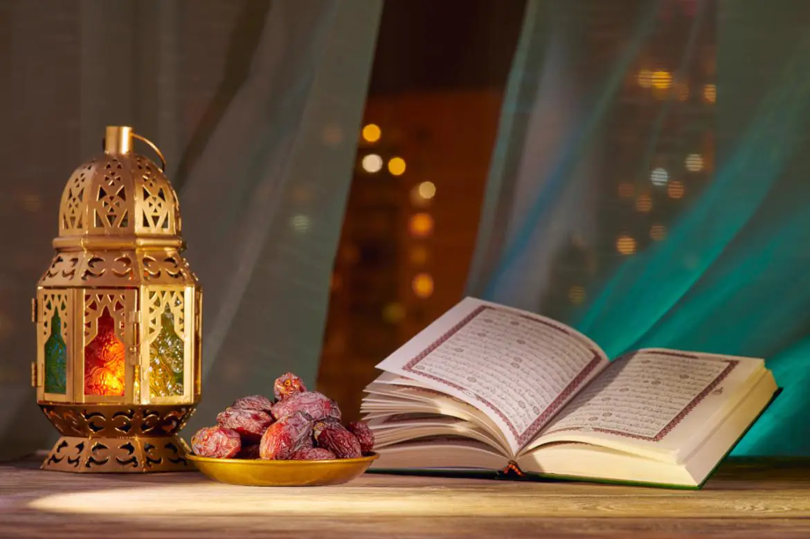 Lampion, daktyle i otwarty Koran