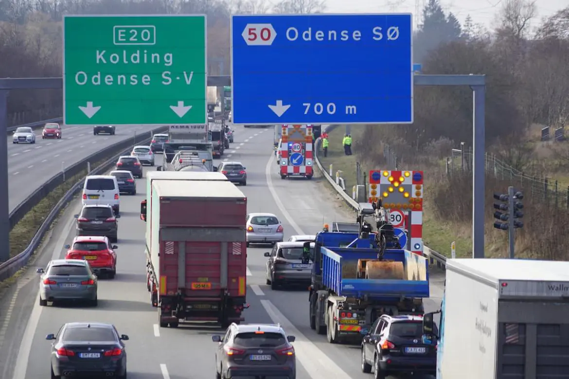 Auta z Danii i znaki drogowe nad autostradą w