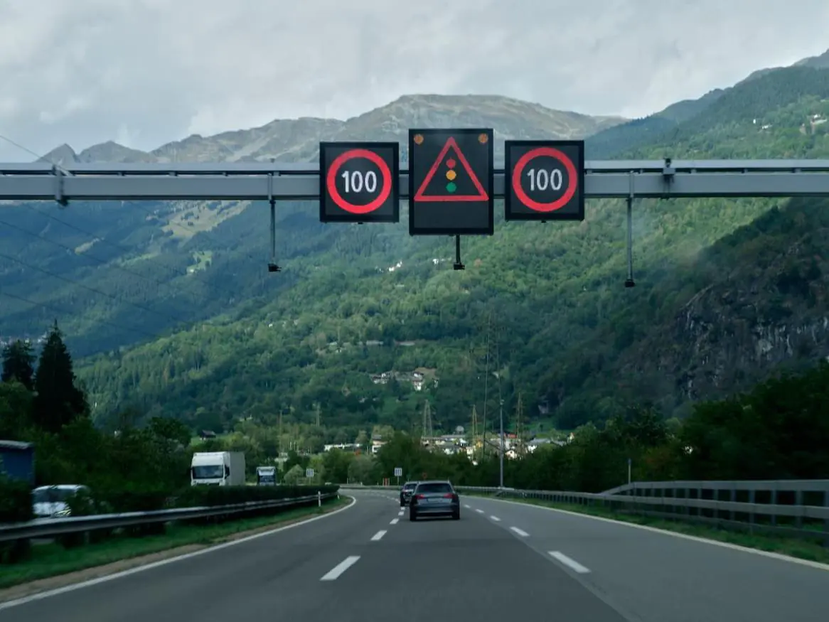 Znaki drogowe nad autostradą