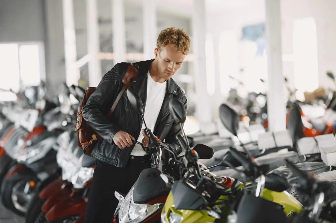 Mężczyzna ogląda motocykl do umowy leasingu