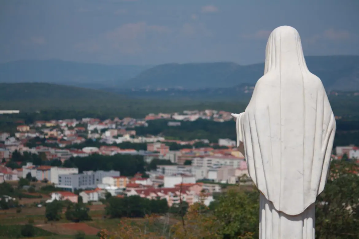 Figura Matki Boskiej nad miastem