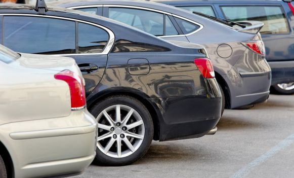 Jak miejsce parkowania auta wpływa na cenę polisy OC i AC?