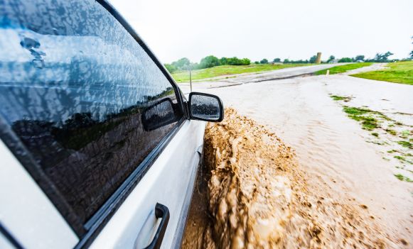 Auto po powodzi - kiedy będzie szkoda całkowita?