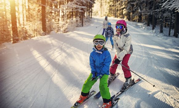 Dzieci na nartach w lesie