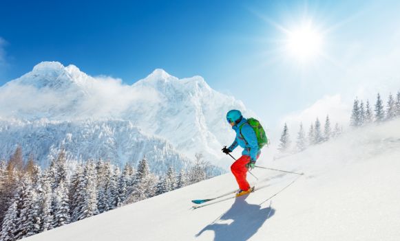 Narciarz na stoku górskim