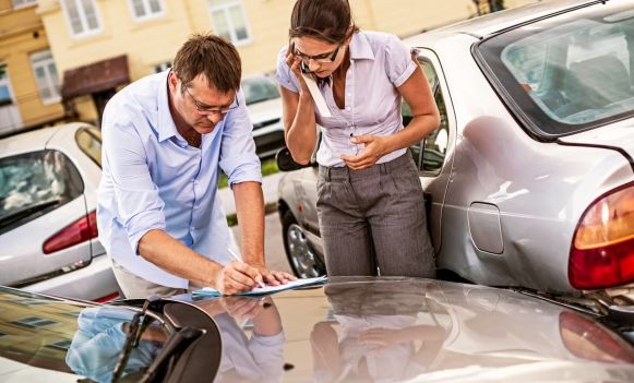 Wypadek samochodowy na ulicy