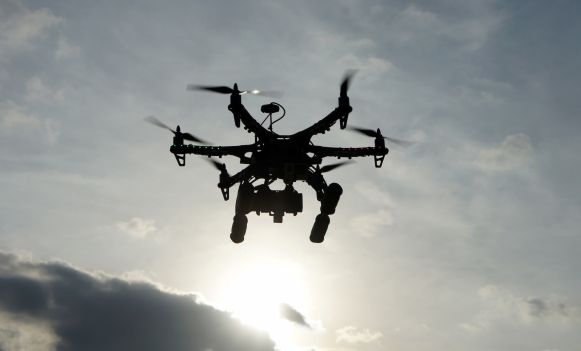 Dron na tle słońca