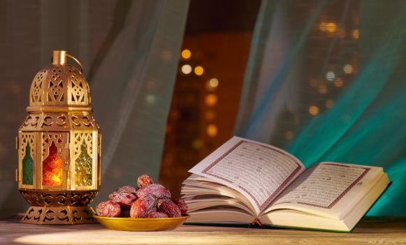 Lampion, daktyle i otwarty Koran