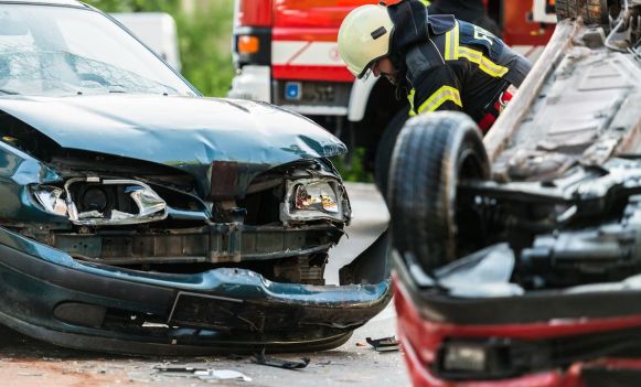 Strażak przy rozbitych samochodach
