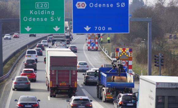 Auta z Danii i znaki drogowe nad autostradą w