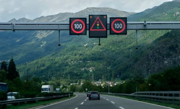 Znaki drogowe nad autostradą