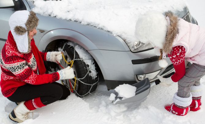 Wyposażenie auta w różnych krajach. Co musisz mieć zimą w samochodzie?