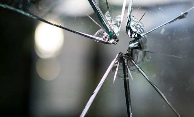 Ubezpieczenie przedmiotów szklanych w domu i mieszkaniu - co chroni polisa, a czego nie?
