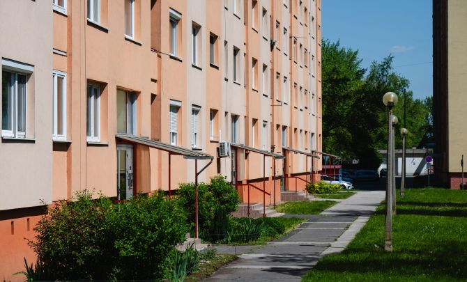 Blok mieszkalny z zielenią