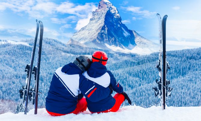 para na nartach w Zermatt, Szwajcaria, w tle ośnieżony szczyt Matterhornu