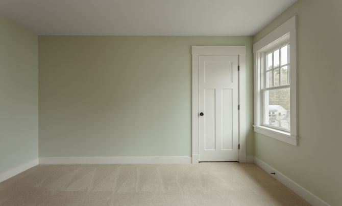 pusty pokój z drzwiami