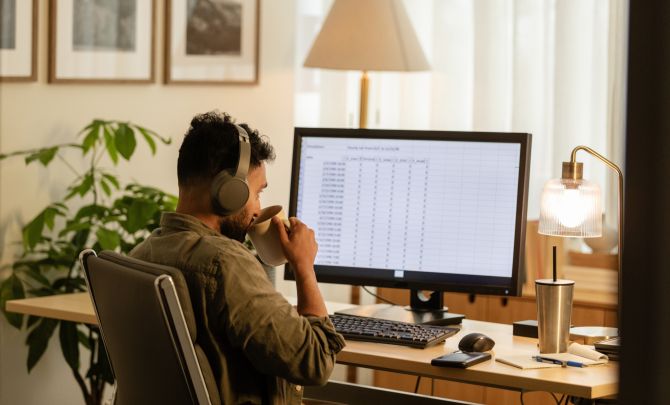 Mężczyzna przy biurku z komputerem