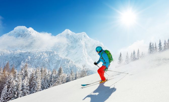 Narciarz na stoku górskim